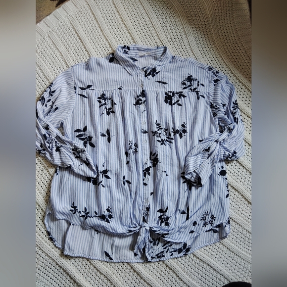 Maurices Blue and White Women's Shirt with Floral Accents! - Picture 2 of 5